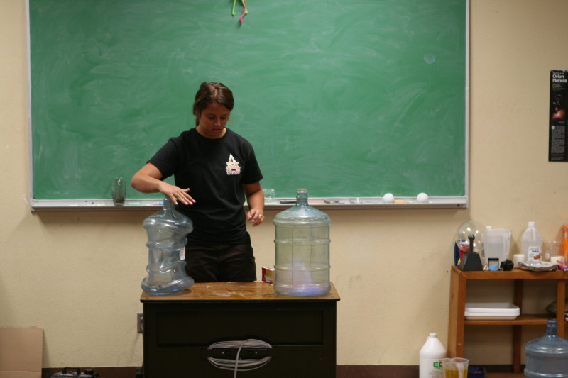 2011/06(June)/Troop-214-Summer-Camp/3-Camp-Wehinahpay/800x600_2011-06-29-Camp-Wehinahpay-Space Museum-22-vacuum-experiment.JPG